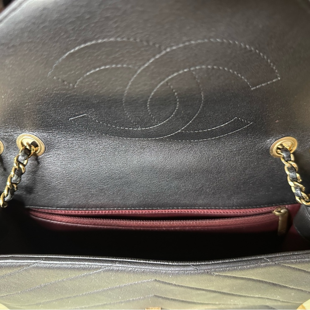 Chanel Chevron Envelope Flap Bag – Black Lambskin – Gold Hardware - Picture 7 of 14